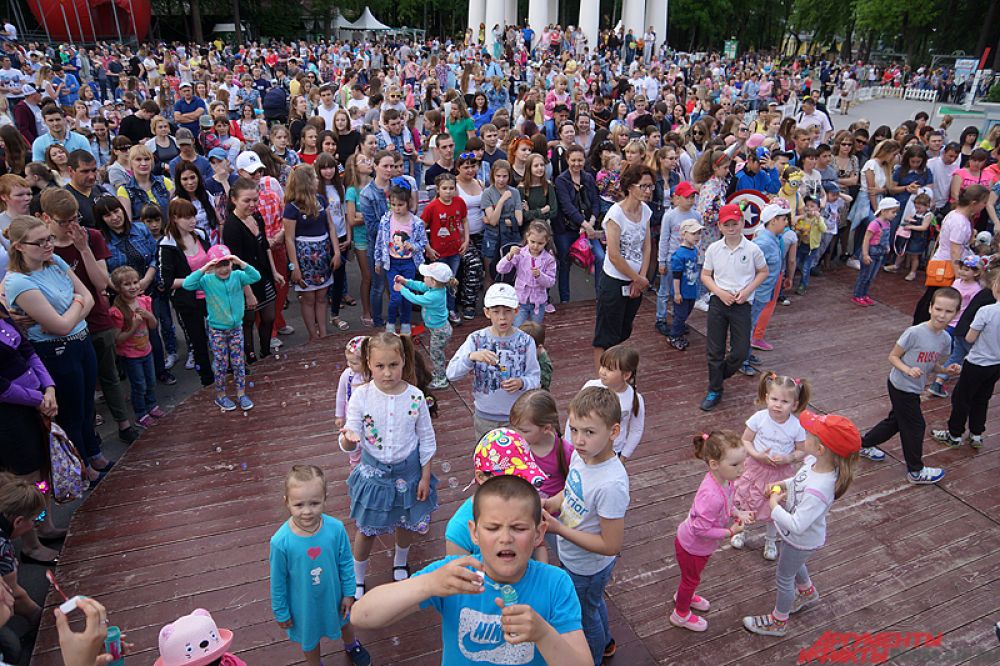 Также прошёл прошёл массовый запуск мыльных пузырей в воздух.