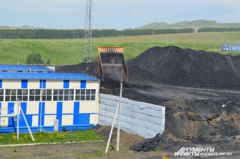 На «Виноградовском» разрезе две обогатительных фабрики. Не очень качественный уголь отправляется сюда – тут его отделяют от породы.