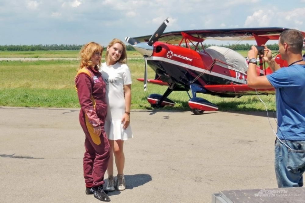 Многие хотели сфотографироваться с семикратной абсолютной чемпионкой мира в женском зачете по высшему пилотажу, заслуженным мастером спорта России Светланой Капаниной.