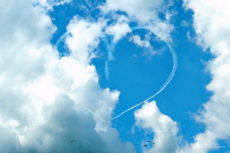 Члены пилотажной группы аэроклуба «Первый полет» нарисовали в небе сердце.