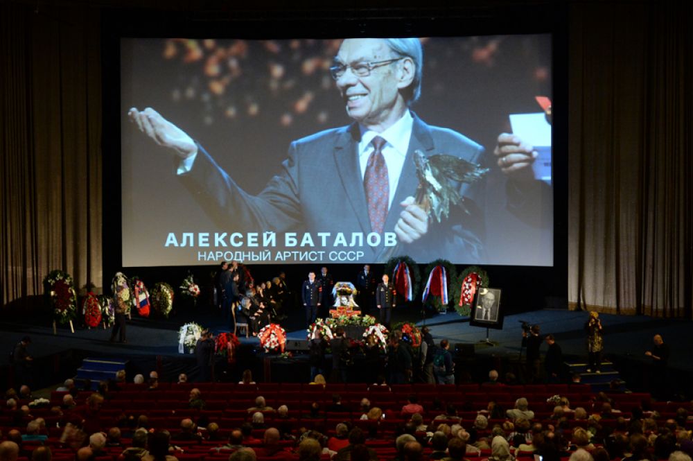 Церемония прощания с актёром Алексеем Баталовым проходит в Большом зале Дома кино.