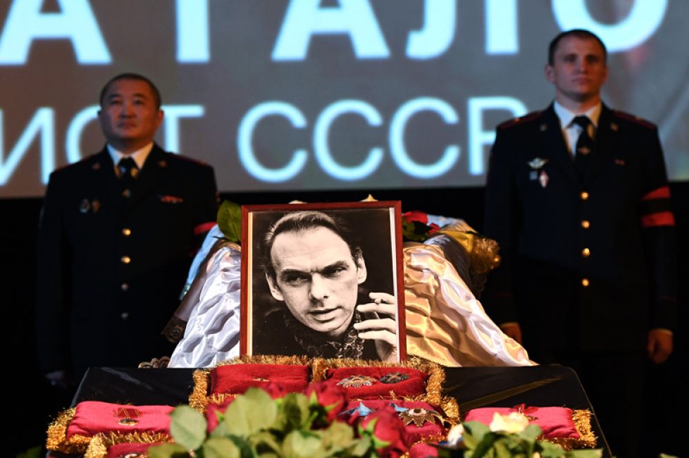 Церемония прощания с актёром Алексеем Баталовым проходит в Большом зале Дома кино.