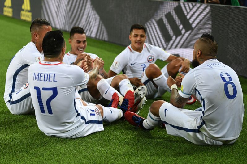 Игроки сборной Чили радуются победе во время матча Кубка конфедераций-2017 по футболу между сборными Камеруна и Чили.