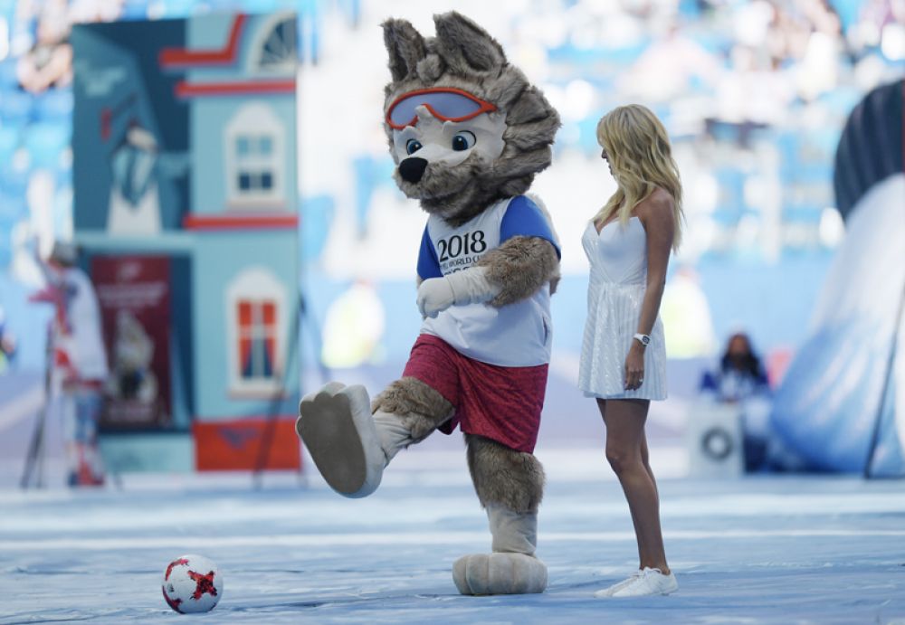 Официальный талисман Чемпионата мира по футболу 2018 и Кубка конфедераций FIFA 2017 волк Забивака и телеведущая Виктория Лопырёва на церемонии открытия Кубка конфедераций-2017 в Санкт-Петербурге.