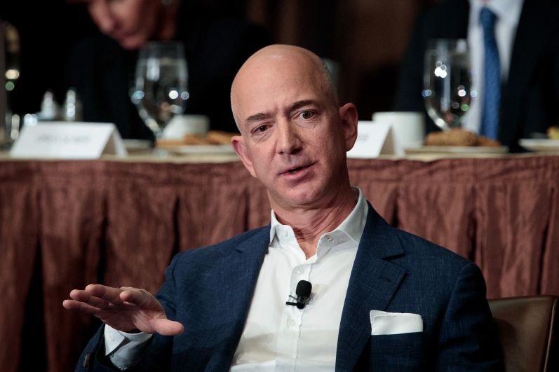 Джефф Безос - глава и основатель интернет-компании Amazon.com, основатель и владелец аэрокосмической компании Blue Origin, владелец издательского дома The Washington Post. Состояние оценивают в $82,1 млрд