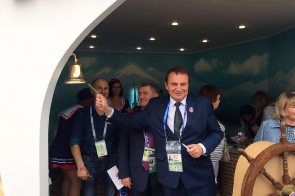 Мэр Сочи Анатолий Пахомов в качестве капитана корабля торжественно открывает Центр гостеприимства.