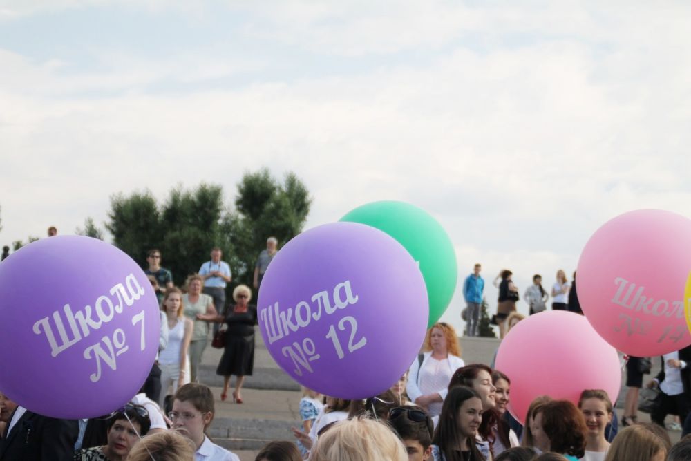 Огромные шары с номерами школ создавали праздничное настроение.