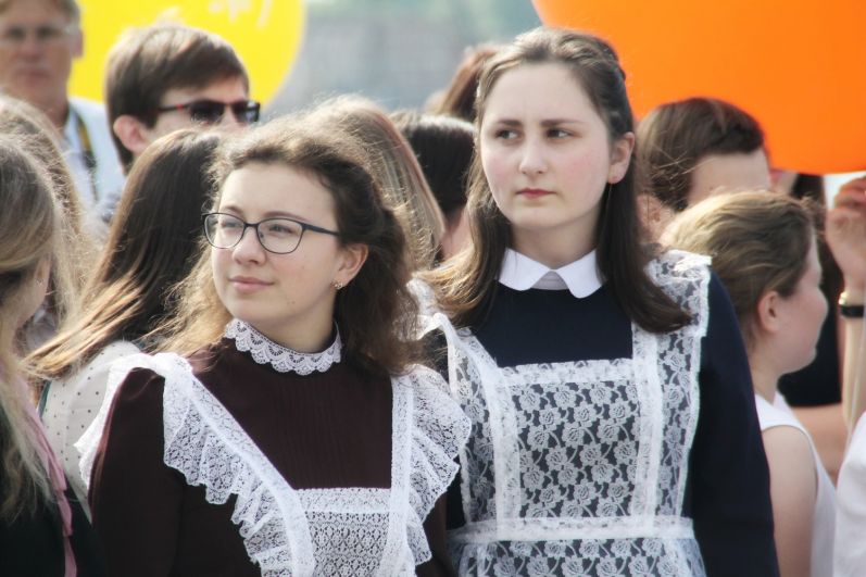 Некоторые выпускницы пришли в школьной форме в советском стиле.