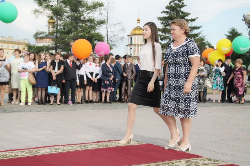 Выпускники и учителя шли за наградами по красной дорожке.