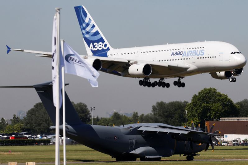 Самолеты Airbus A380 и Airbus A400M (внизу).