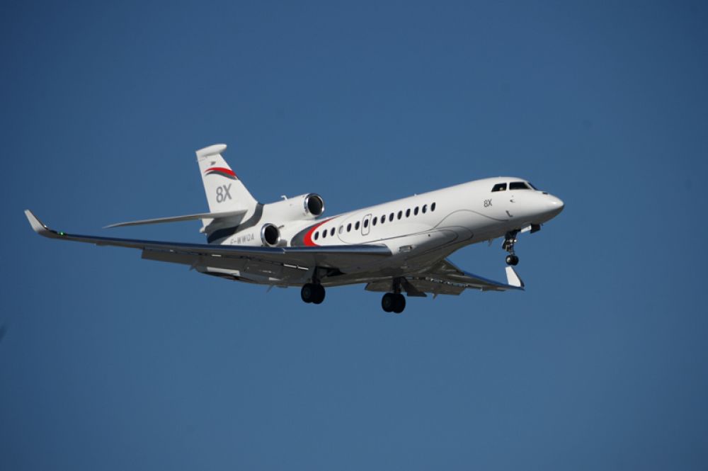 Самолет Falcon 8X.