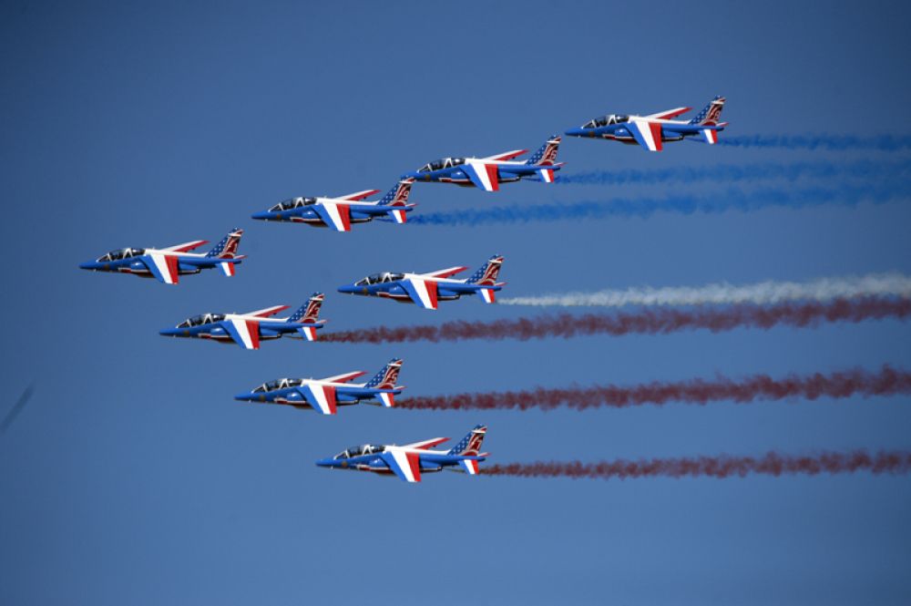 Пилотажная группа Patrouille de France на самолетах Alphajet на Международном авиасалоне «Ле Бурже-2017» во Франции.