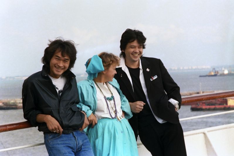 Слева направо: актер и певец Виктор Цой, актриса Нина Ильина и казахский режиссер фильма «Игла» Рашид Нугманов, 1989 год.