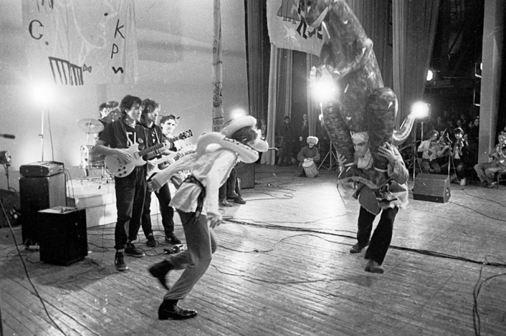 Виктор Цой выступает в составе группы «Поп-механика», 1986 год.