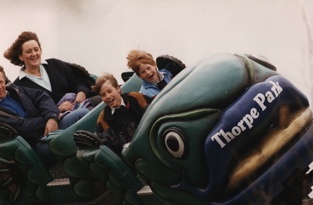 13 апреля 1993 года. Принцы Уильям и Гарри в парке аттракционов.