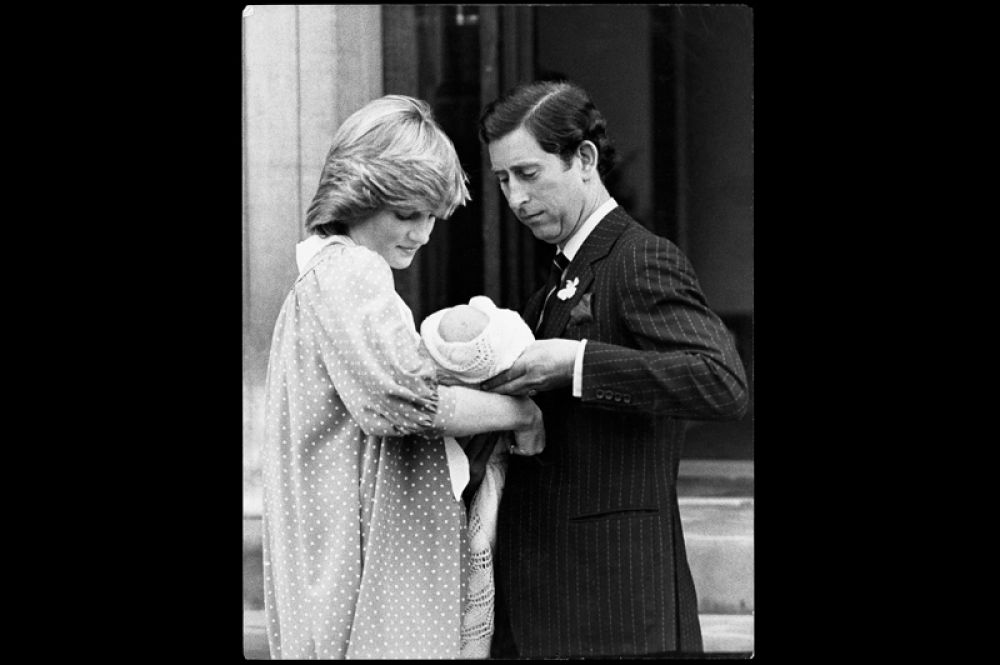 22 июня 1982 года, Лондон. Новорожденный наследник. При рождении мальчик получил имя Уильям Артур Филипп Луи.