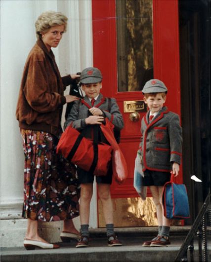 25 апреля 1990 года. Принцесса Диана ведёт своих сыновей Уильяма и Гарри в школу «Уэзерби» в Ноттинг-Хилл-Гейт.