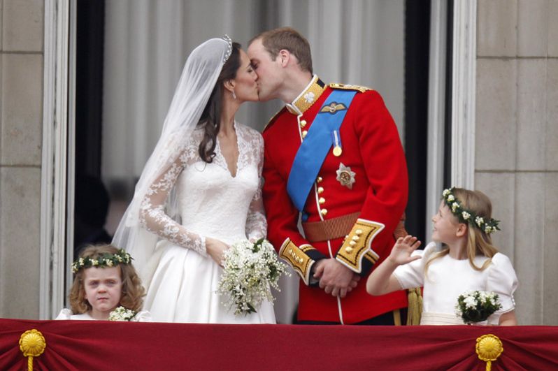 29 апреля 2011 года. В Вестминстерском аббатстве в Лондоне состоялась свадьба принца Уэльского Уильяма и Кэтрин Миддлтон. Королева Елизавета II пожаловала молодой паре титул герцога и герцогини Кембриджских.