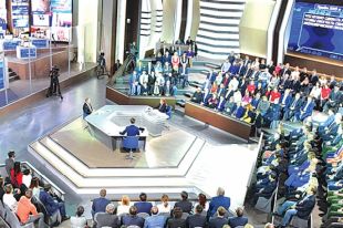 Вопросы президенту приходили не только из России, но и из-за рубежа.