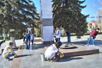 Момент патриотического субботника у памятного обелиска в городе Михайловке. 