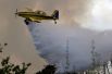 Испанский пожарный самолёт тушит на лесной пожар в округе Лорисейра.