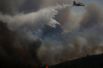 Пожарный самолёт тушит на лесной пожар в районе Кадафаш муниципалитета Гойш.
