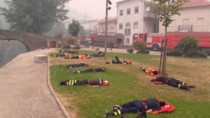 Пожарные отдыхают после борьбы с лесными пожарами в Альваресе.