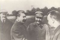 Поликарпов дает пояснения Сталину и Молотову по истребителю Ил-5