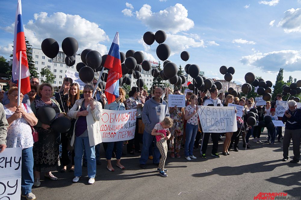 Горожане держали в руках чёрные воздушные шарики, символизирующие сложившуюся ситуацию.