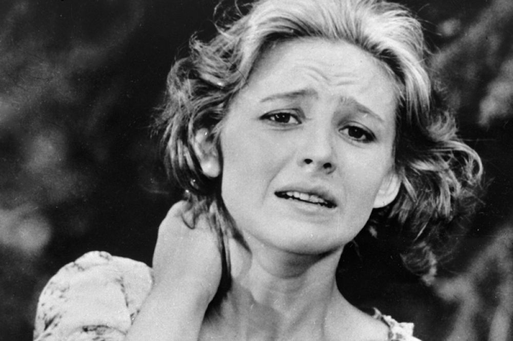 Актриса Наталья Варлей в роли Муси Волковой в военной драме «Золото», 1970 год.