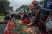 Москвичи во время возложения цветов к Могиле Неизвестного солдата в Александровском саду.