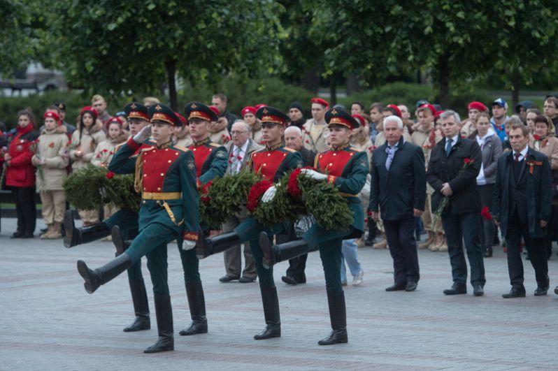Возложение цветов к Могиле Неизвестного солдата в Александровском саду.