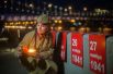 Участница патриотической акции «Линия памяти» зажигает свечу на Крымской набережной вдоль Москвы-реки в память о погибших в Великой Отечественной войне. 