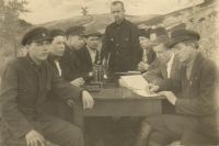 Комсомольцы-железнодорожники обсуждают повышенные трудовые обязательства на 1942 год. Осень 1941 года.