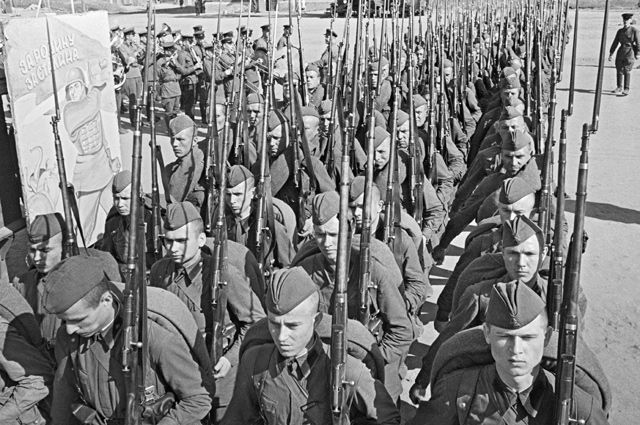 Мобилизация. Колонны бойцов движутся на фронт. Москва, 23 июня 1941 года.