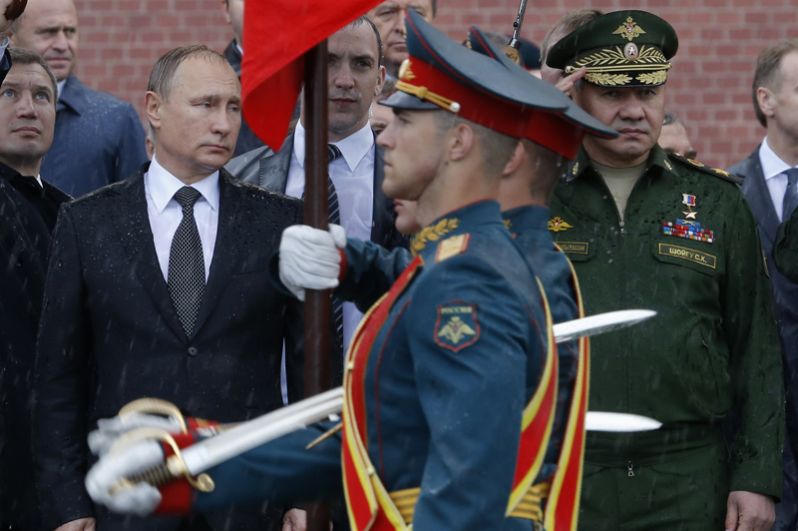 Президент России Владимир Путин и министр обороны Сергей Шойгу присутствовали на церемонии возложения венков к Могиле Неизвестного Солдата.