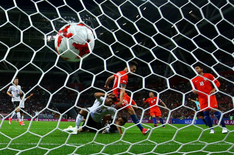 Главная звезда чилийской сборной Алексис Санчес забил первый гол в ворота немцев.