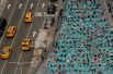 21 июня. Жители Нью-Йорка занимаются йогой на Таймс-сквер. День летнего солнцестояния в 2017 году совпал с Международным днем йоги. 