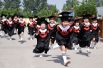 20 июня. Церемония окончания детского сада в детском саду в Хандане, провинция Хэбэй, Китай. 