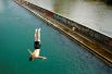 21 июня. Пока жители России всё ещё ждут наступления лета, в Европе установилась аномальная жара. Мужчина прыгает с моста в реку Лиммат. Цюрих, Щвейцария.