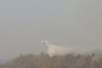 В мониторинге и тушении лесных пожаров участвуют сотрудники на самолётах и вертолётах.
