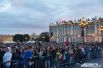 На Дворцовую площадь пришли около 80 тысяч человек.