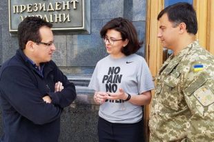 Олег Березюк, Оксана Сыроид и нардеп Тарас Пастух возле АП в Киеве