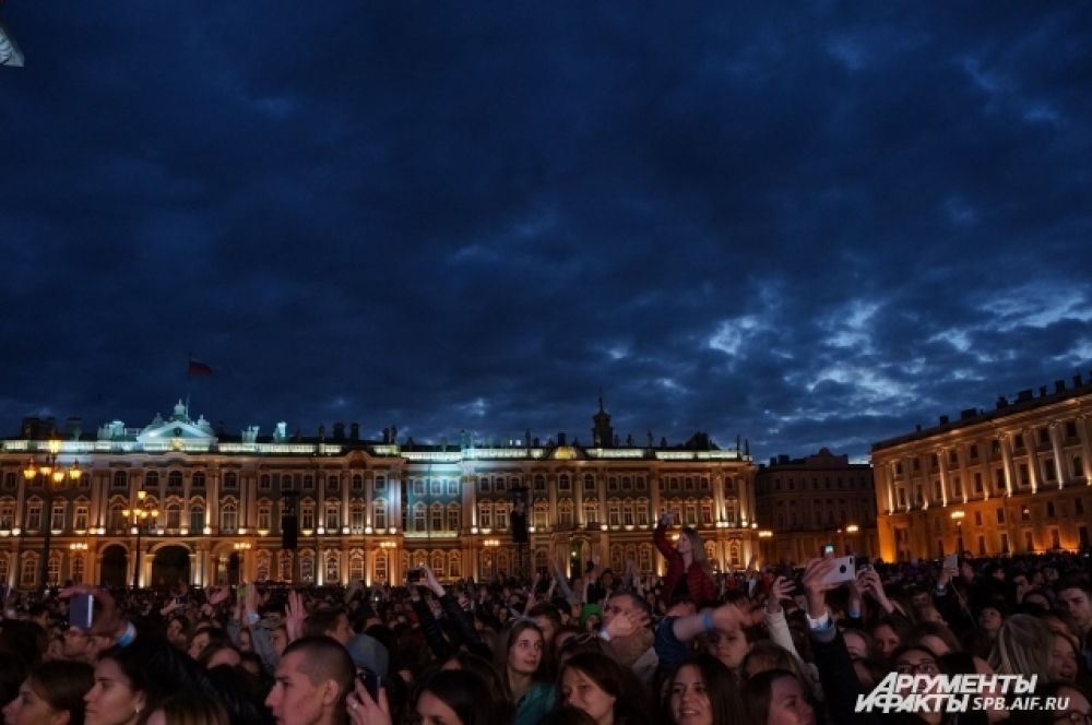 Люди прибывали на Дворцовую до полуночи.