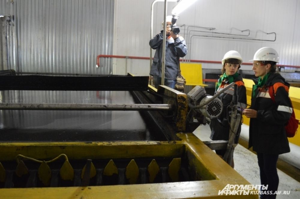 Грязная и густая шахтная вода проходит несколько стадий очистки и по траншеям уходит в речку Черновой нарык.