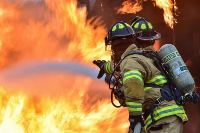 С огнем боролись 26 пожарных