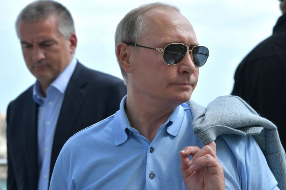Столько же россиян (34%) назвали Владимира Путина.