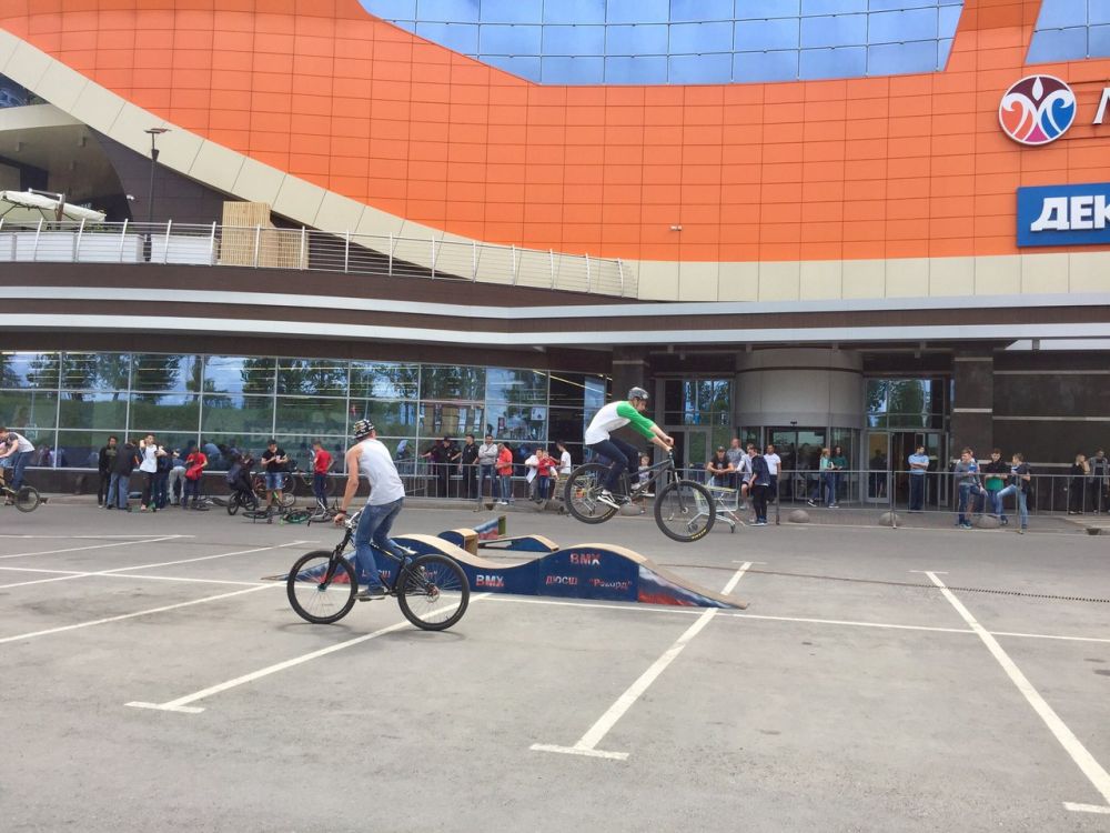 Любители BMX демонстрировали свои трюки.