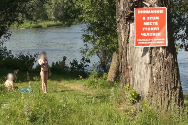 В Новокузнецке родители выплатят штраф за купание детей на диких пляжах.