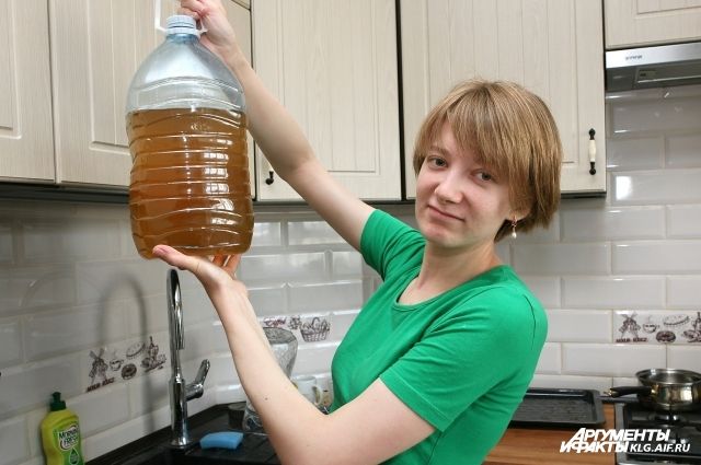 Ольга Давыдова демонстрирует воду, которая течет у них в кранах.